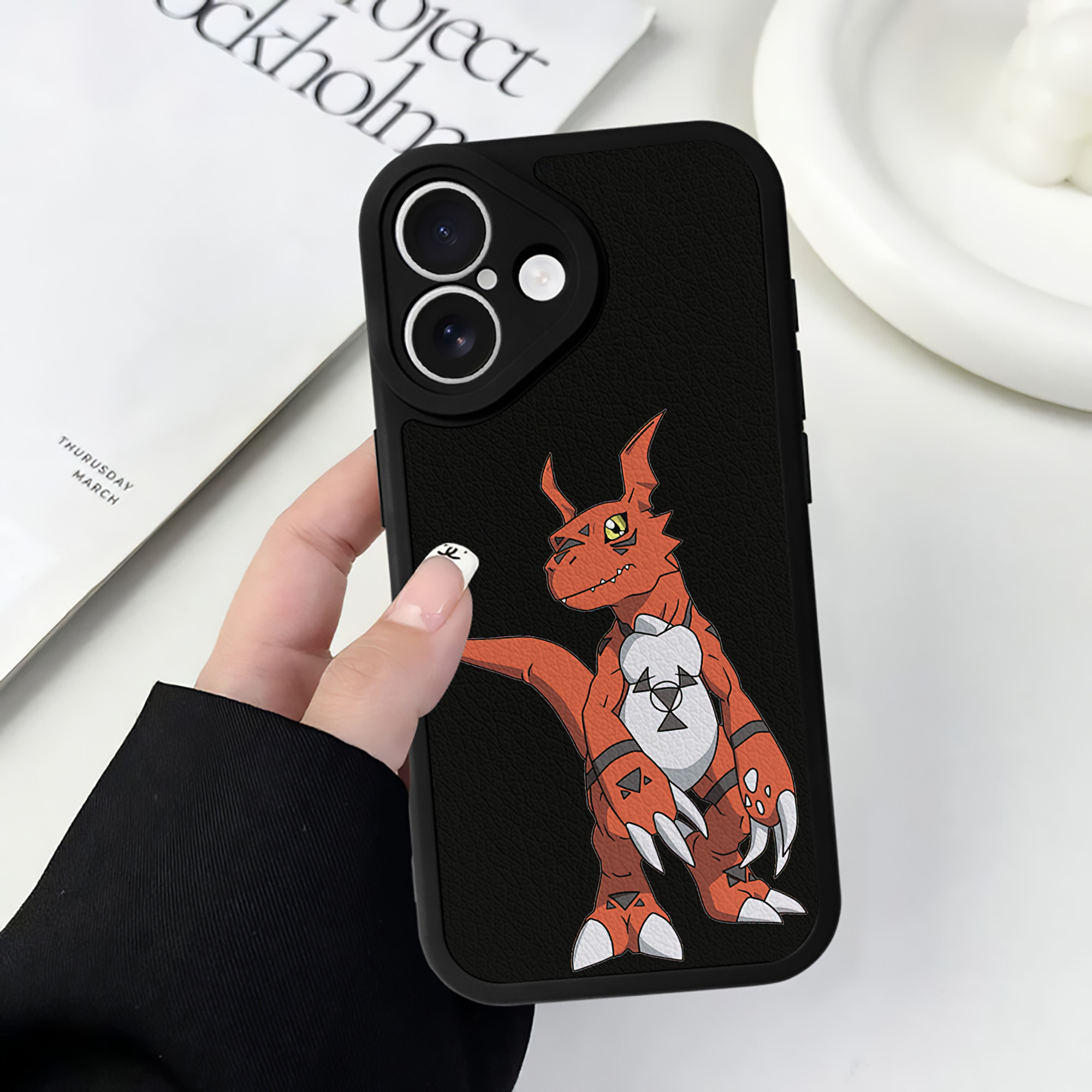 （画像用） Digimon デジタルモンスター/デジモン 【iPhone 16シリーズ対応】シリコンスマホケース（レザー調） 材質：シリコン